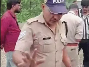 घायल-अरमान-परिवार-की-जानकारी-देते-हुए।
