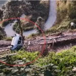 🚨 लैंसडौन में बड़ा हादसा: मथगांव के पास खाई में गिरी कार, चार लोग घायल; ऐसे बची जान