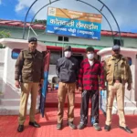 🚨 पौड़ी पुलिस की चेकिंग में बड़ा खुलासा! इनोवा पर लगा रखी थी बाइक की नंबर प्लेट, दो युवक गिरफ्तार