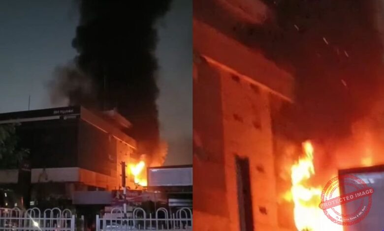 fire-at-Hyundai-showroom-in-Chandramani-Chowk-780x470