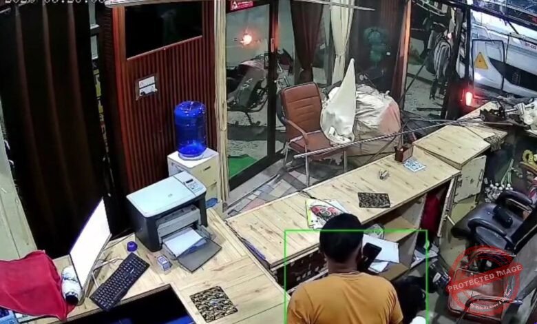 truck-crashes-into-cyber-cafe-in-dehraduns-dharmawala-chowk-video-780x470
